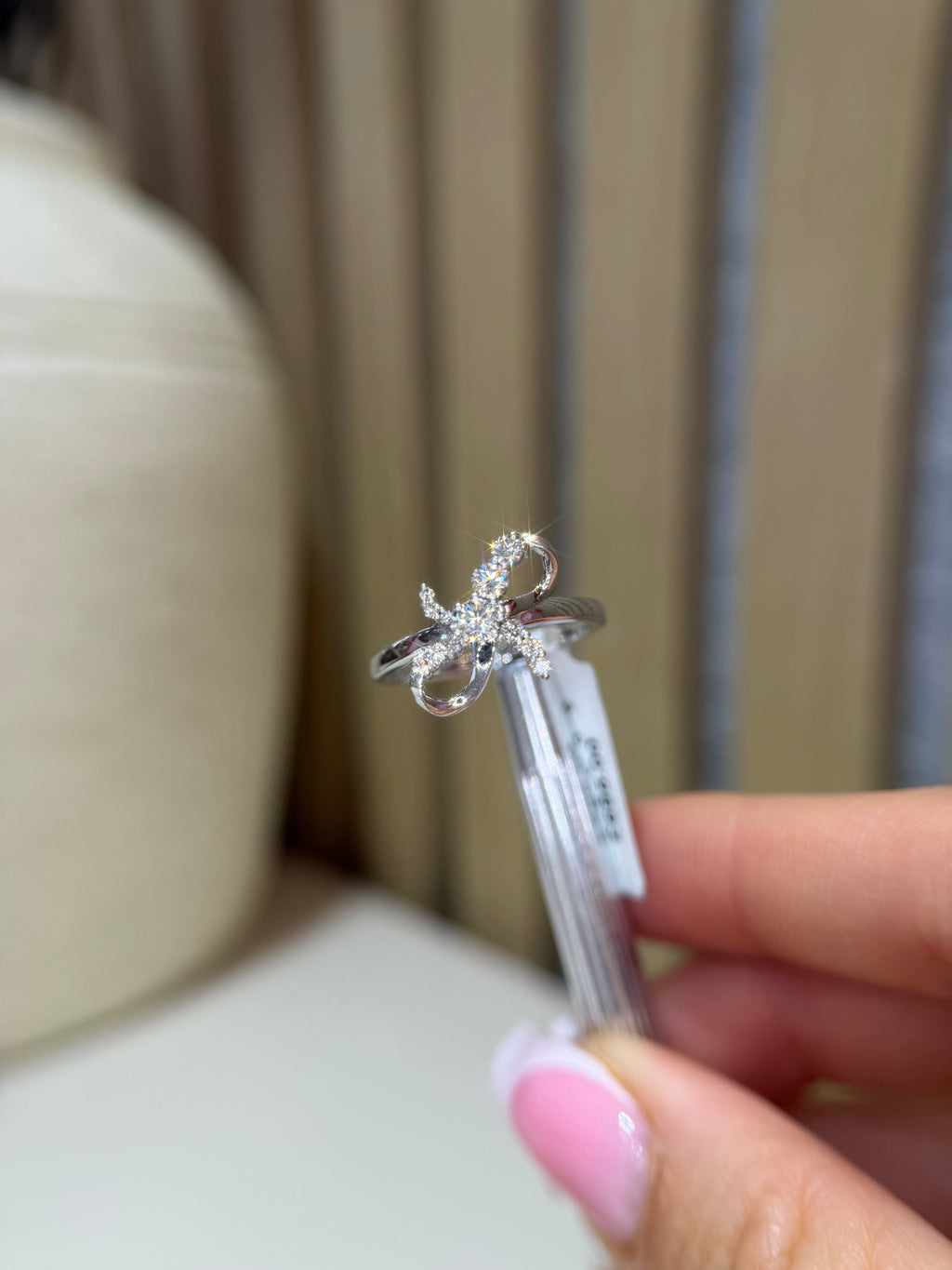 Pre-loved 18ct white gold bow infinity diamond ring