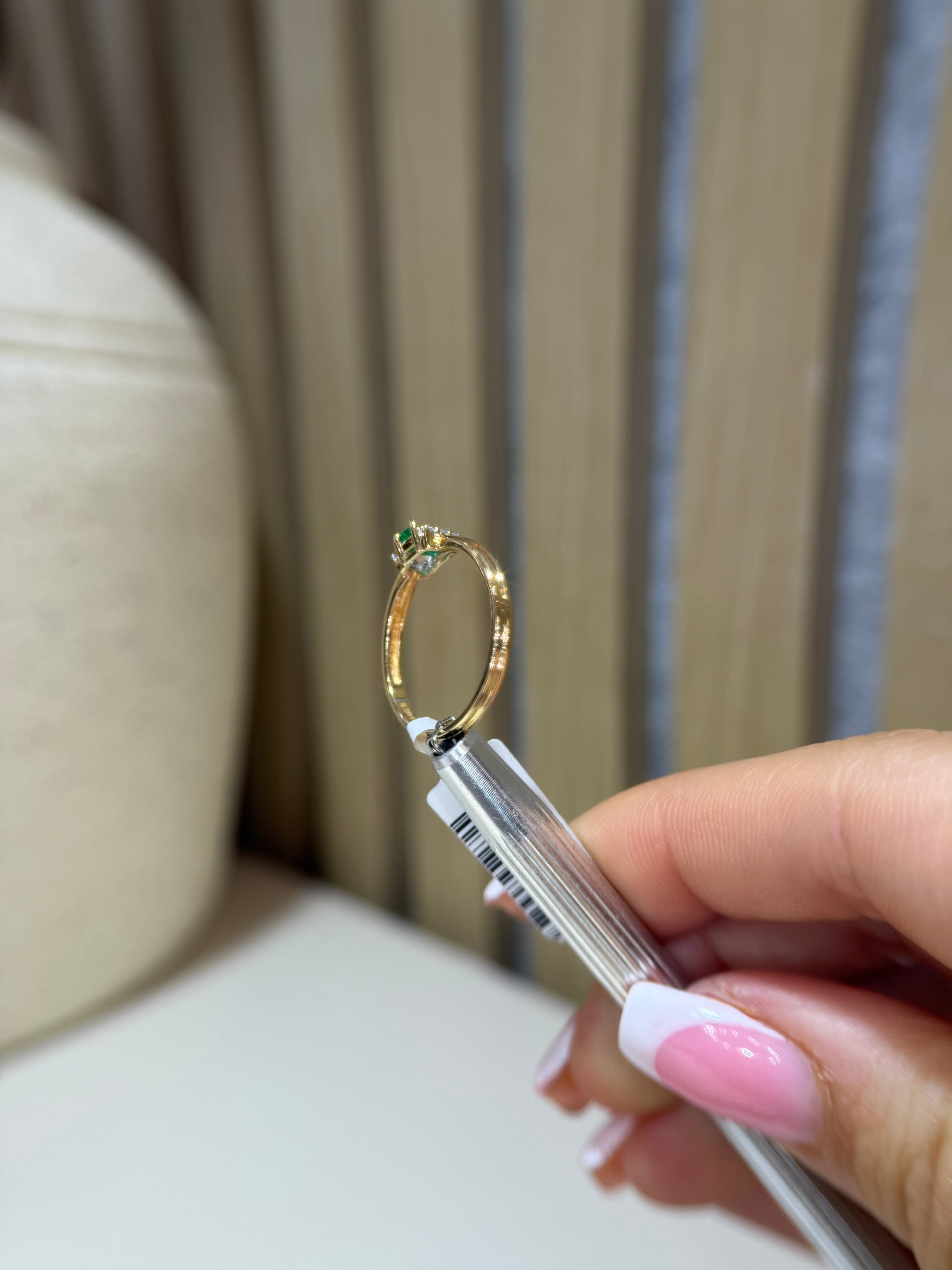 Pre-Loved 9k Gold Emerald & Diamond Ring
