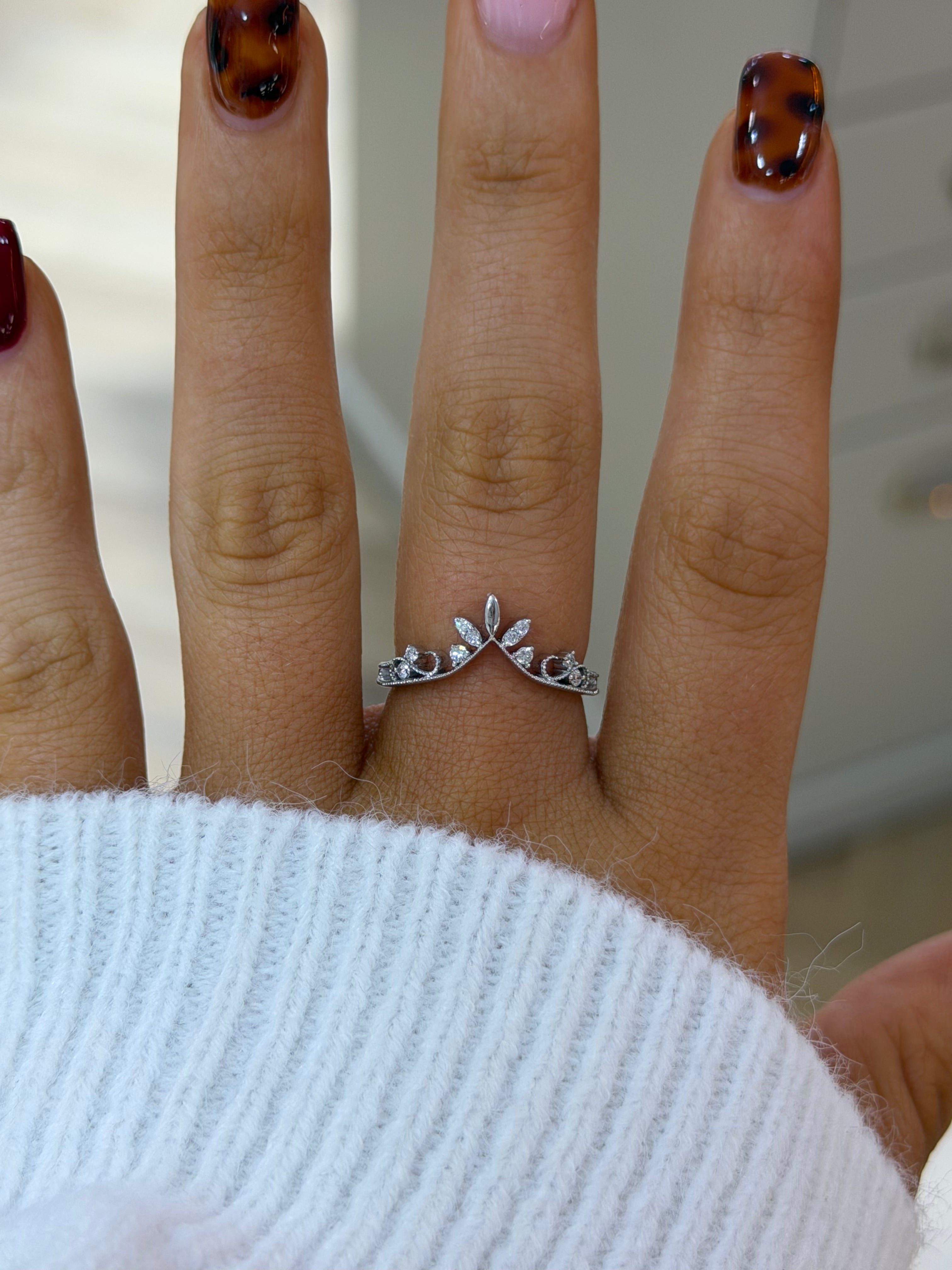 Vintage Scroll Wishbone Band – White Gold