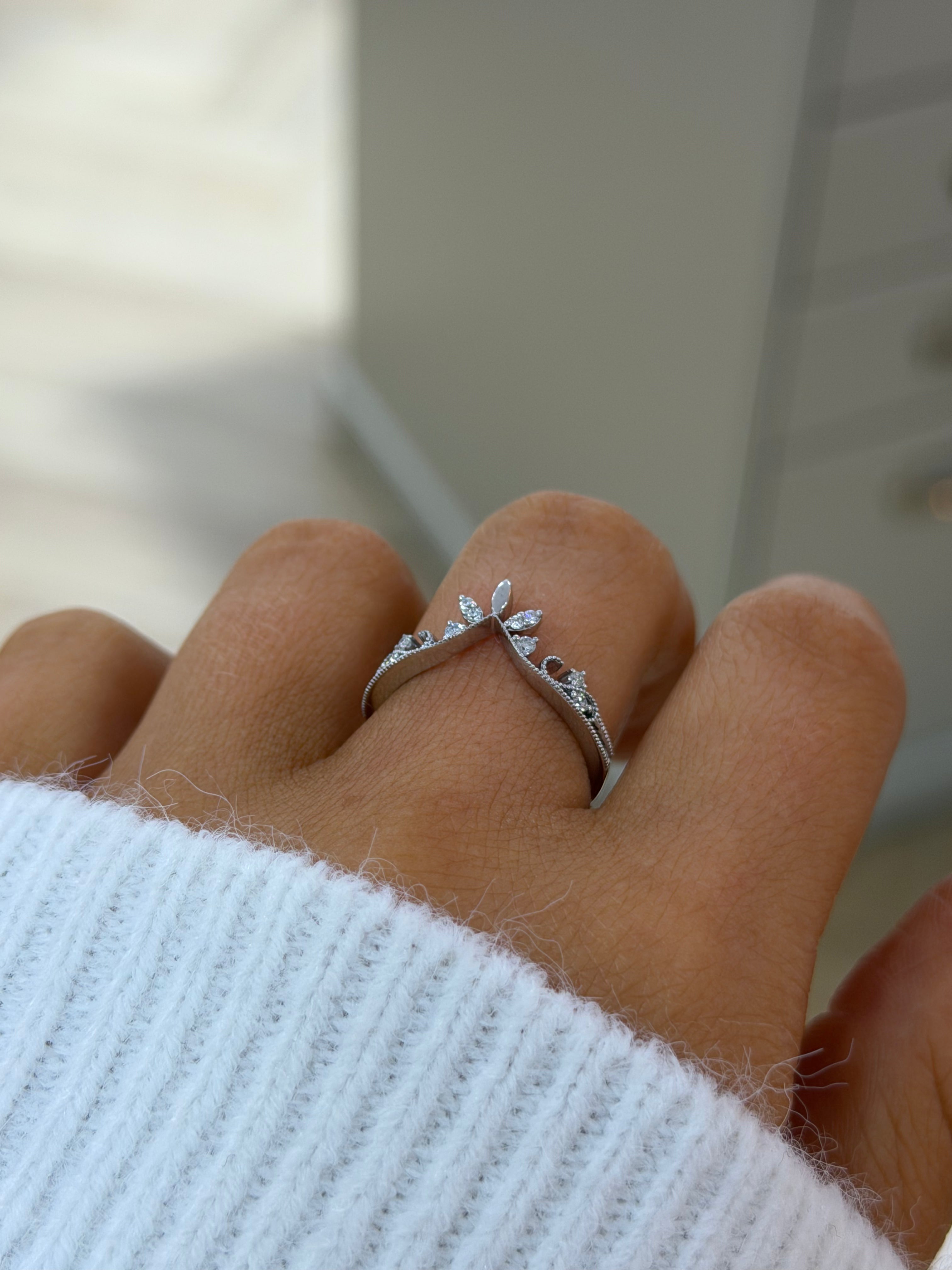 Vintage Scroll Wishbone Band – White Gold