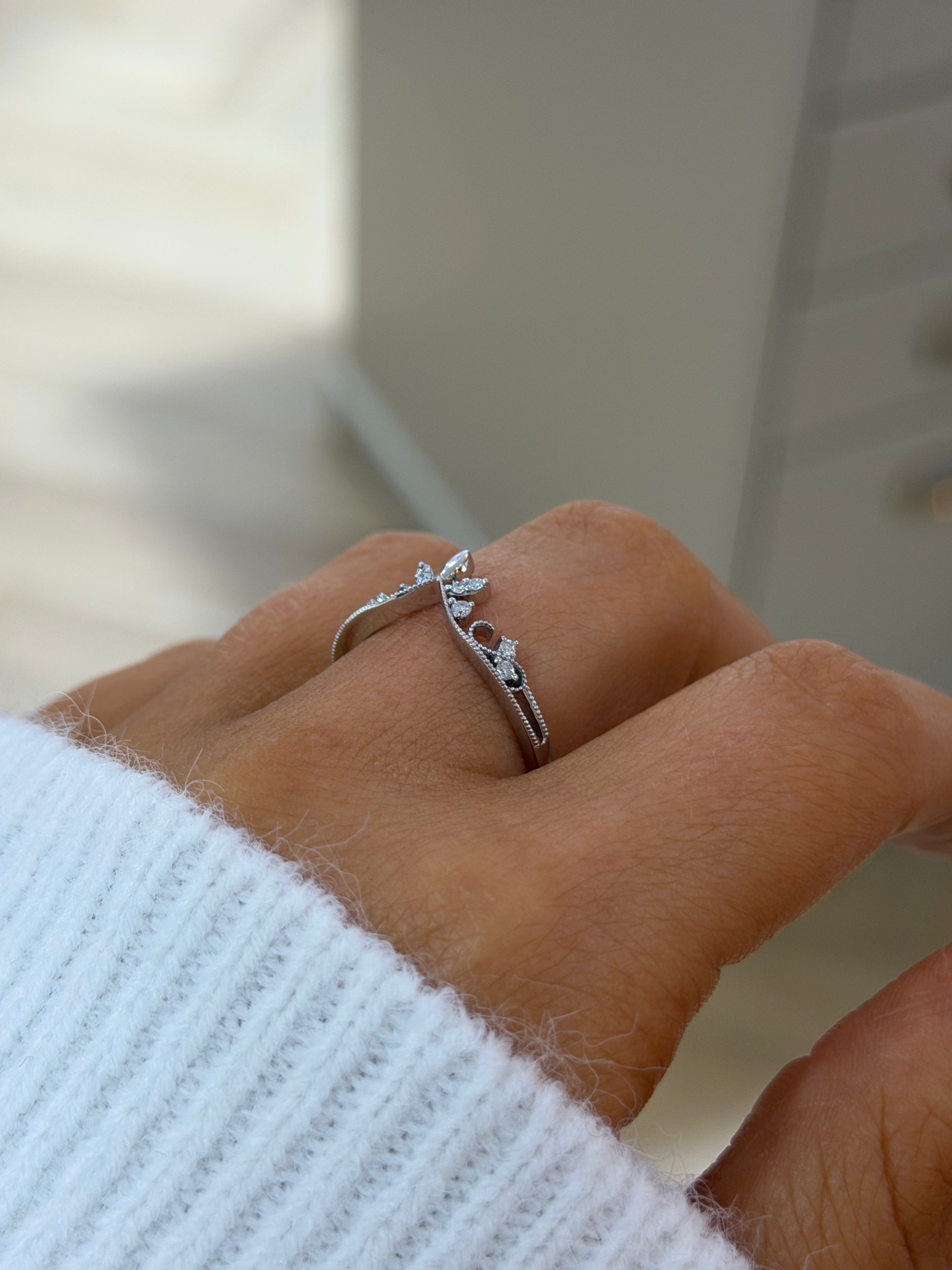 Vintage Scroll Wishbone Band – White Gold