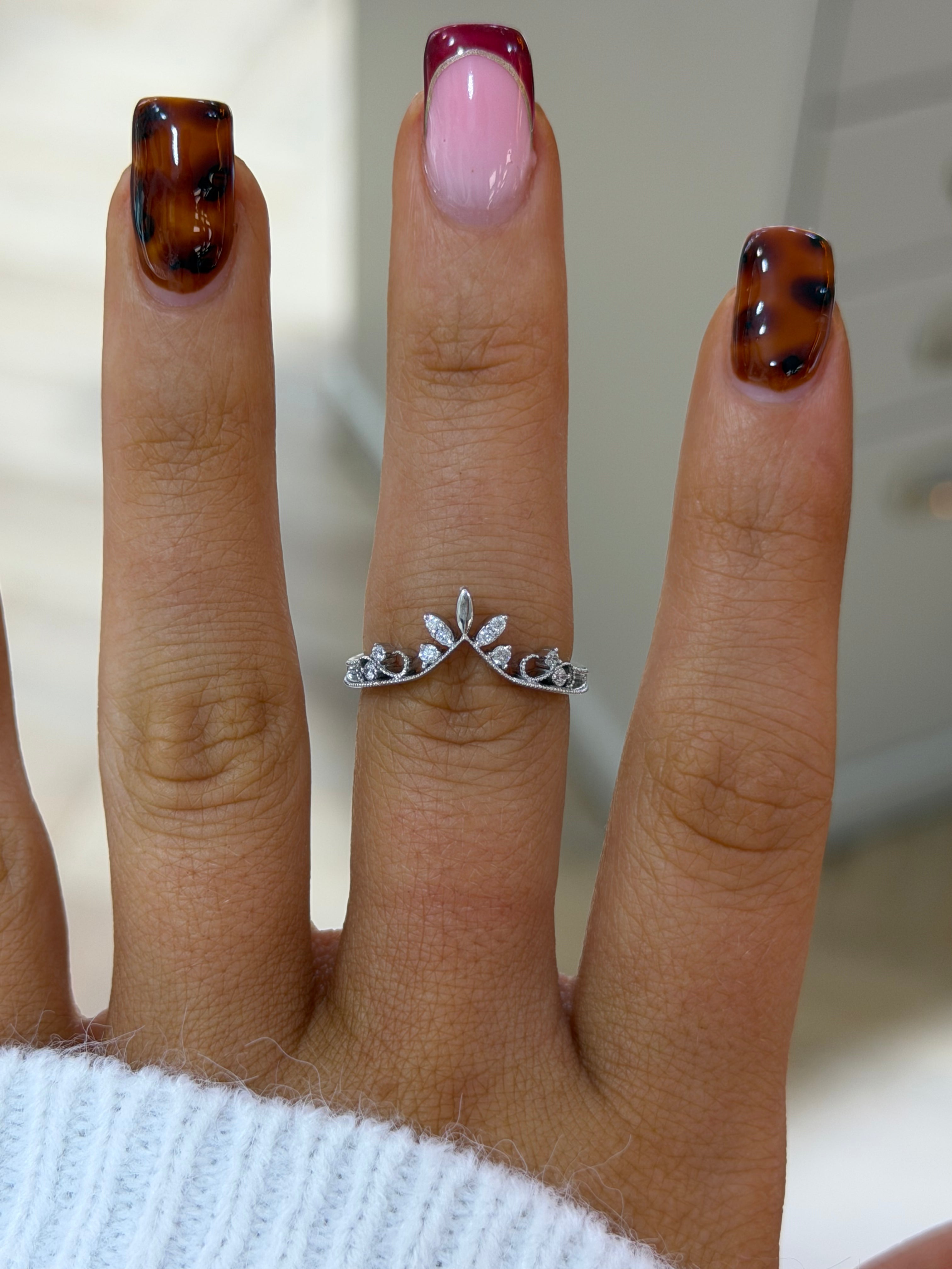Vintage Scroll Wishbone Band – White Gold